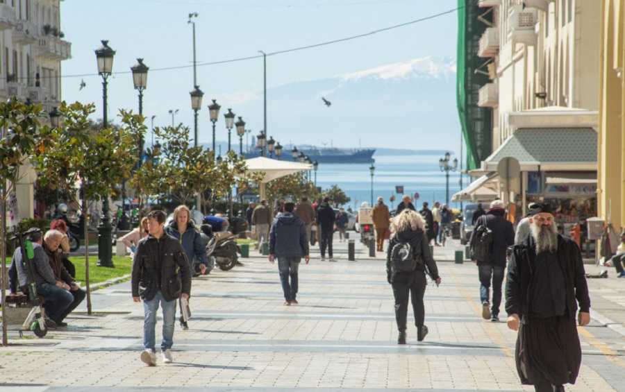 Κορωνοϊός- Θεσσαλονίκη: Κάτοικοι αγνοούν τα μέτρα, τρέχουν σε παραλίες, μαλώνουν με αστυνομικούς