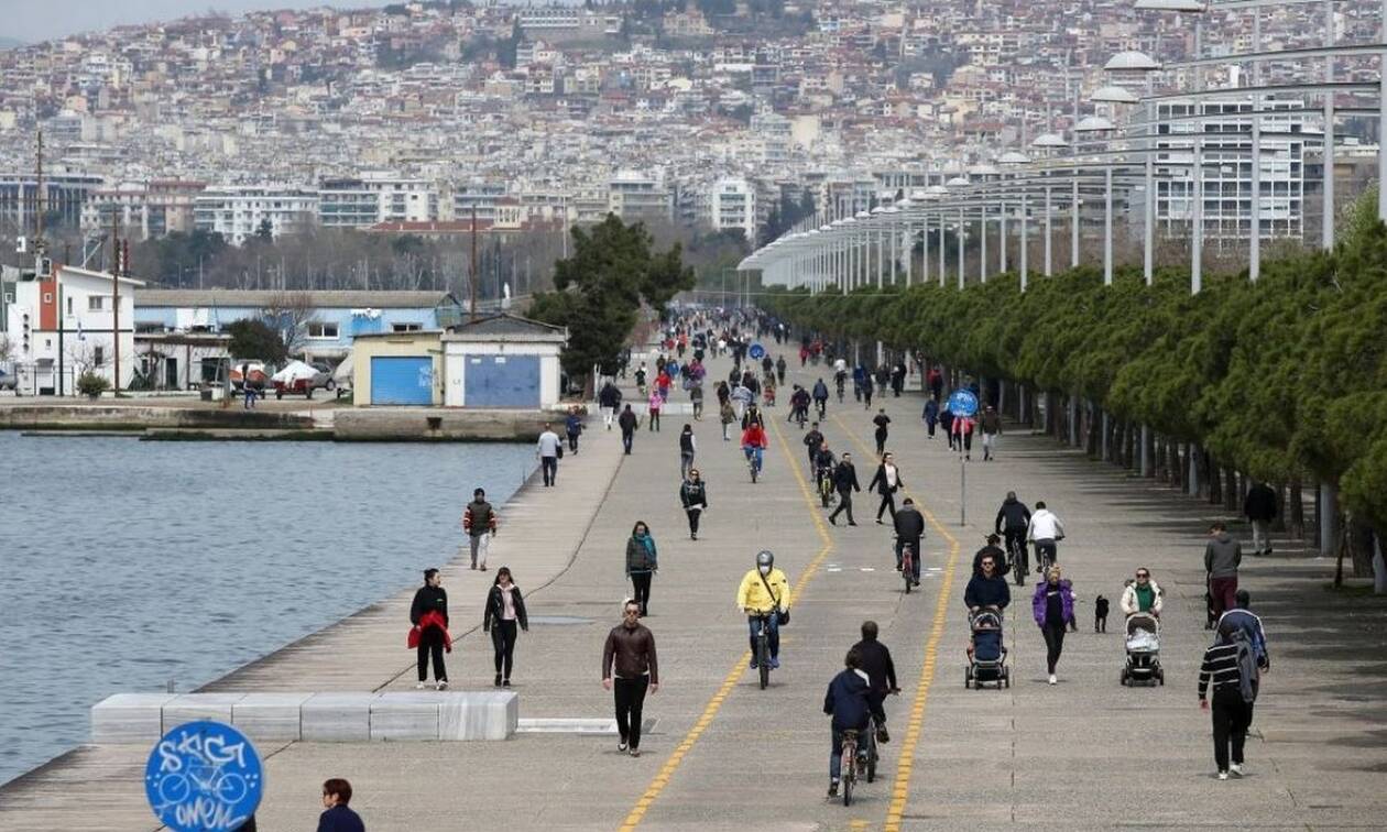 Κορονοϊός – Θεσσαλονίκη: Χαμός και σήμερα στη Νέα Παραλία – Βγήκαν για βόλτα και καφέ