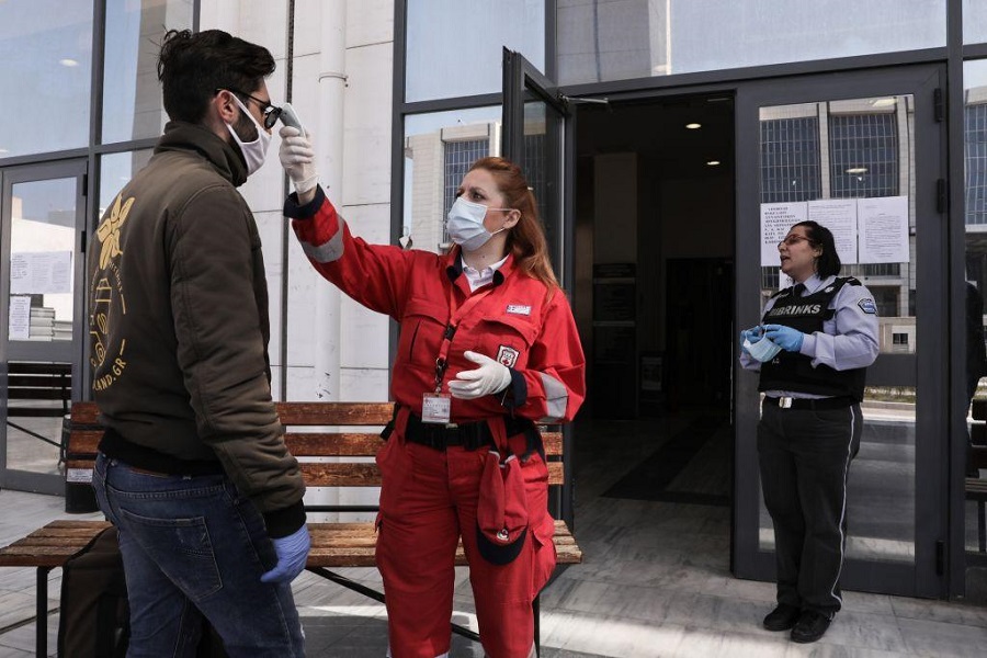 Αντίστροφη μέτρηση για την άρση των μέτρων – Οι φόβοι κυβέρνησης και επιστημόνων για την επόμενη μέρα