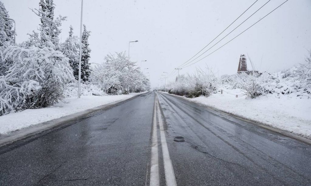 Φονική κακοκαιρία: Μία νεκρή από κεραυνό – Καταστροφές σε όλη τη χώρα – Δείτε πού χιόνισε