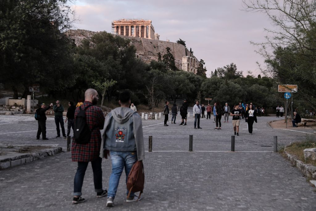 Κορωνοϊός: Λουκέτα, πρόστιμα, τοπικές καραντίνες και απαγόρευση κυκλοφορίας στο τραπέζι