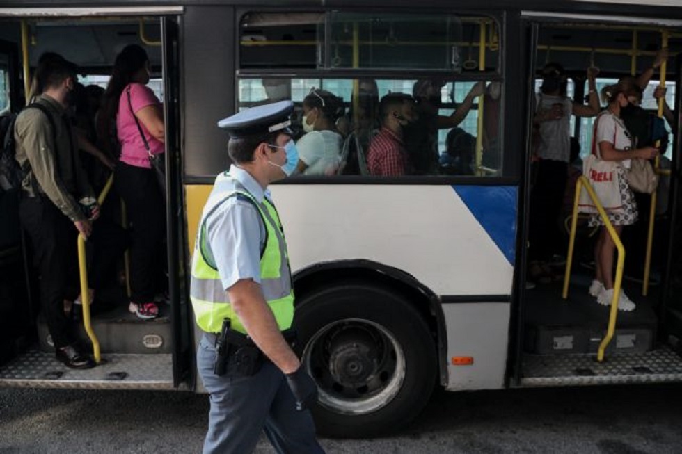 Εντονες αντιδράσεις επιβατών σε ΜΜΜ για τους αρνητές της μάσκας