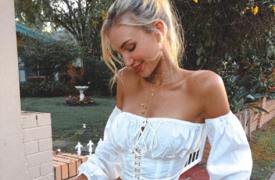 Η Gabrielle Epstein «κολάζει» το Instagram με τις τόπλες φωτογραφίες της (pics)