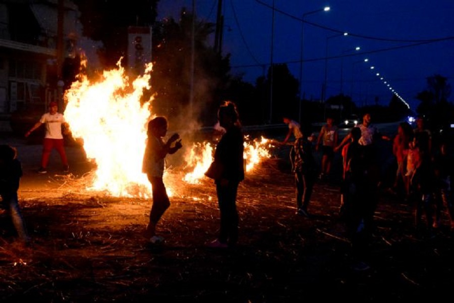 Χάος από τις συγκεντρώσεις Ρομά σε όλη τη χώρα – Στήνουν οδοφράγματα για τη δολοφονία του 18χρονου