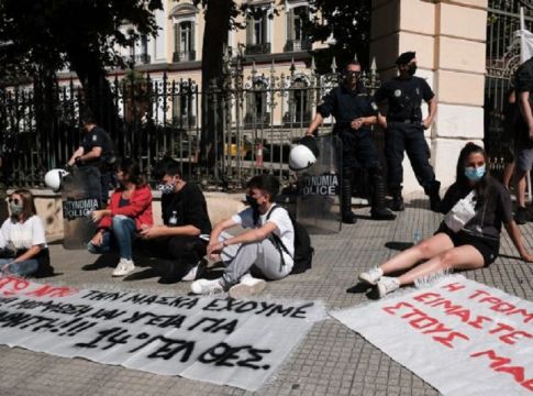 Με τσαμπουκάδες δεν νουθετείς τους μαθητές