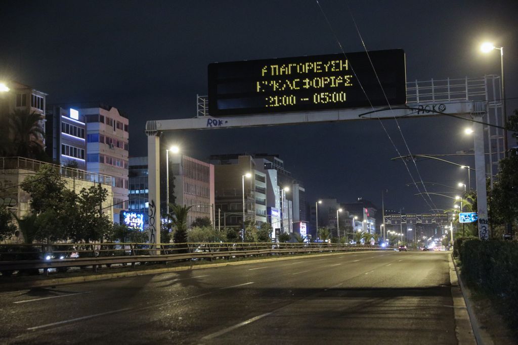 Η εβδομάδα των «μαύρων» ρεκόρ κλείνει με απαγόρευση κυκλοφορίας – Ίσως ούτε αυτό να αρκεί, λένε οι ειδικοί