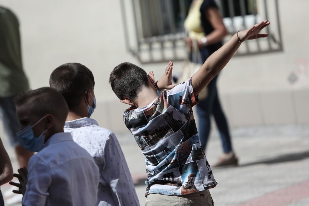 Άνοιγμα δημοτικών και νηπιαγωγείων και στις «κόκκινες» περιοχές εισηγούνται οι λοιμωξιολόγοι