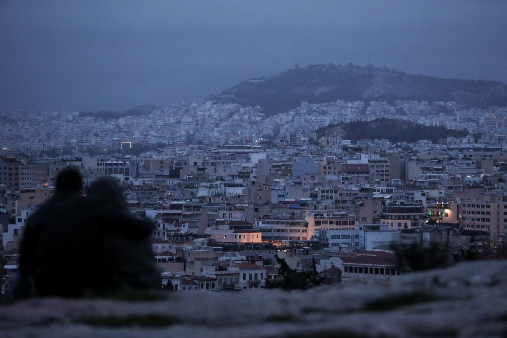 Εφιαλτικό σενάριο με 960 κρούσματα τη μέρα στην Αττική – «Συναγερμός» για το μεταλλαγμένο στέλεχος