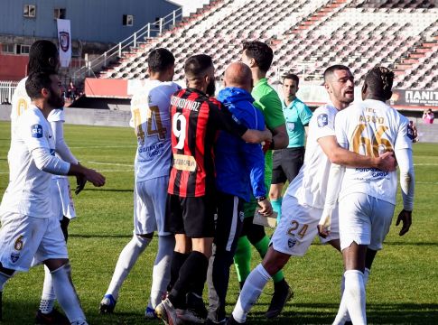 Παναχαϊκή – Ιωνικός: Σύρραξη μεταξύ των παικτών, διεκόπη προσωρινά το ματς (vid)