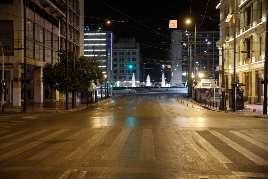 Σε ισχύ η απαγόρευση κυκλοφορίας σε Αττική και Θεσσαλονίκη – Δείτε τα μέτρα ανά περιοχή