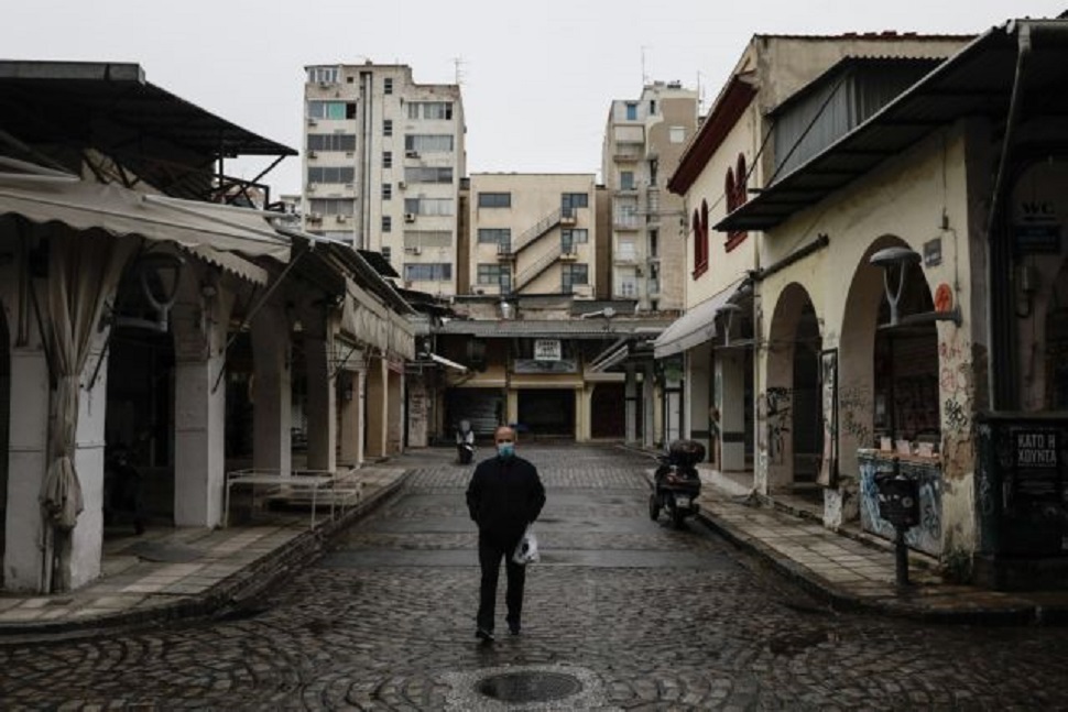 Νέα συμφωνία με τους πολίτες αναζητά η κυβέρνηση ανοίγοντας «βαλβίδες αποσυμπίεσης»