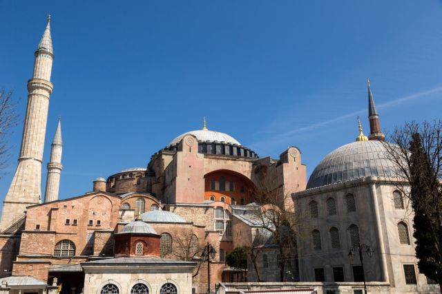 Σε άθλια κατάσταση η Αγία Σοφία ένα χρόνο αφότου έγινε τζαμί – Σκόνη, καλώδια και… χαρτιά Α4