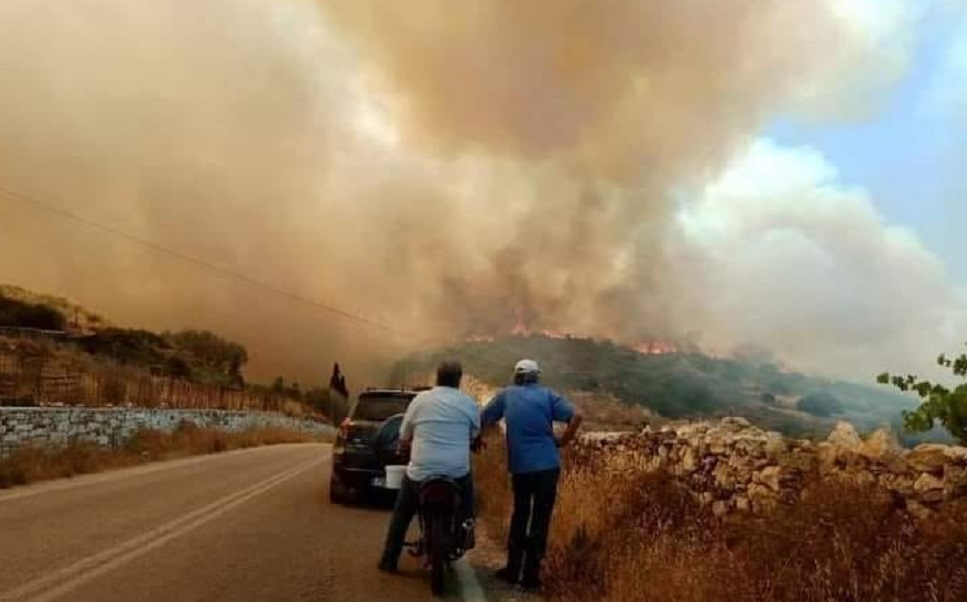 Μαίνεται η μεγάλη φωτιά στην Πάρο: Κοντά σε σπίτια οι φλόγες, ενισχύονται οι δυνάμεις