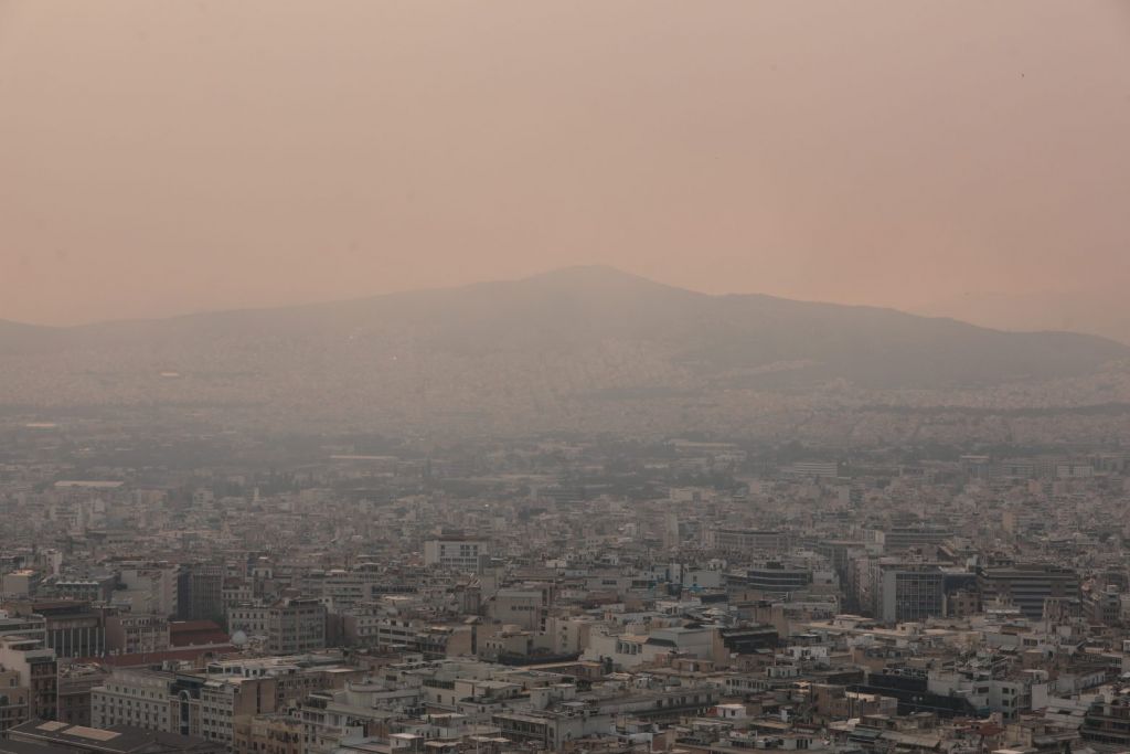 Καύσωνας: Αποπνικτική ζέστη και αφρικανική σκόνη την Παρασκευή – Στους 42 ο υδράργυρος