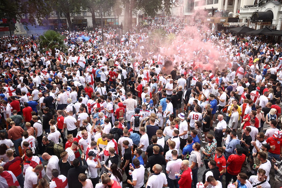 Άρχισαν τα… όργανα: Επεισόδια σε κεντρική πλατεία του Λονδίνου (vid)