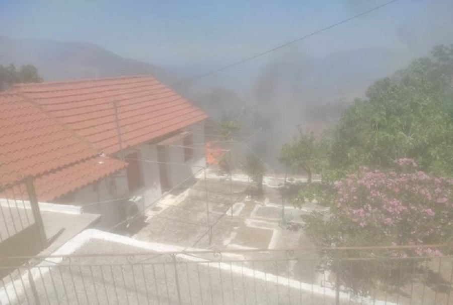Συναγερμός στην Κεφαλονιά: Οι φλόγες στις αυλές των σπιτιών – Εντολή εκκένωσης και δεύτερου οικισμού