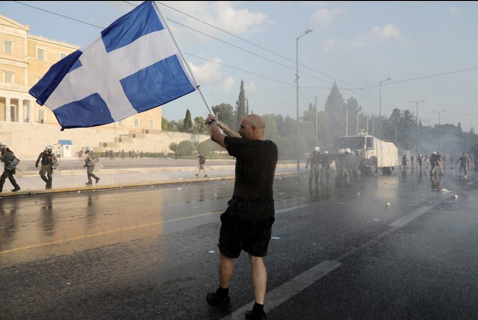 Επεισόδια στο Σύνταγμα στη συγκέντρωση των αντιεμβολιαστών