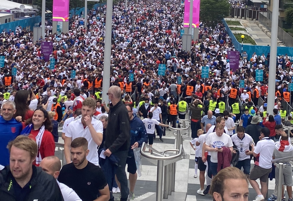 Χαμός στο Γούεμπλεϊ: Άγγλοι μπούκαραν χωρίς εισιτήρια (vids)