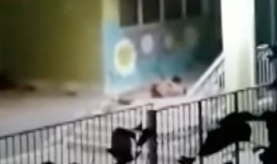 Bίντεο-σοκ: Εκαναν σ3ξ σε δημοτικό σχολείο της Δροσιάς – Τους «έπιασαν» οι γείτονες