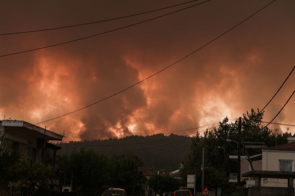 Άνιση μάχη με τις φλόγες στην Εύβοια – Ανεξέλεγκτη η φωτιά – Εκκενώνονται κι άλλοι οικισμοί