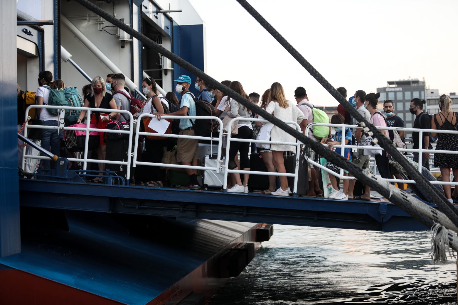 Η επιστροφή από τα νησιά τρομάζει τους ειδικούς – Η ανησυχία για την πίεση στο ΕΣΥ και το εφιαλτικό φθινόπωρο