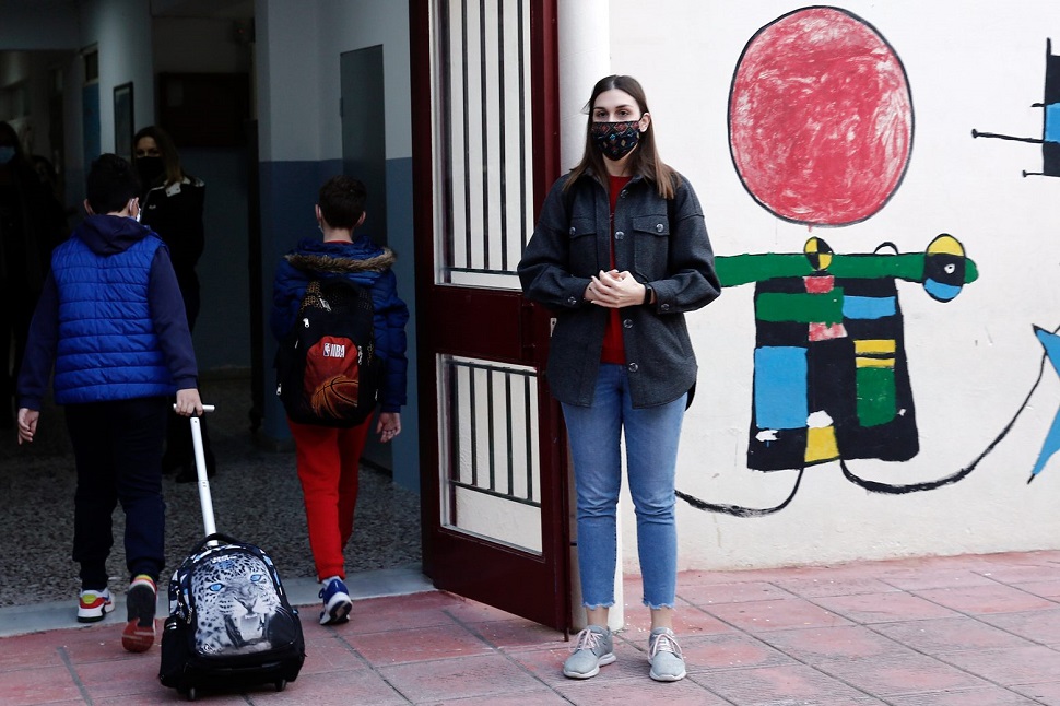 Σχολεία – Ώρα αποφάσεων για το πρώτο κουδούνι – Τα μέτρα και το «αίνιγμα» με τη χρήση της μάσκας