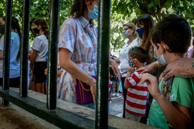 Δύσκολη εξίσωση το άνοιγμα των σχολείων – «Ασπίδα» για τους μαθητές εμβόλια και self test – Ο ρόλος των παιδιάτρων