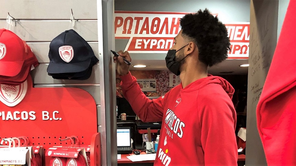 Ψώνισε από το «OlympiacosBC official store» ο Ντόρσεϊ (pics)