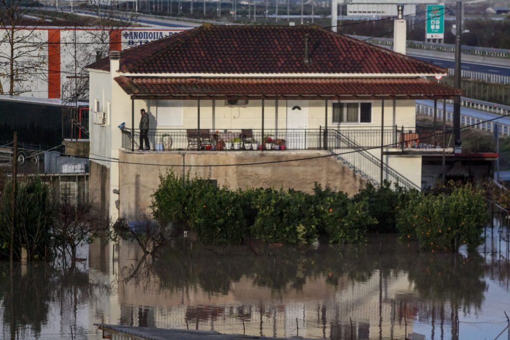 Η πρώτη νεκρή της κακοκαιρίας – Εντοπίστηκε σορός παιδιάτρου στην Πιερία – Ρέμα παρέσυρε αυτοκίνητό της