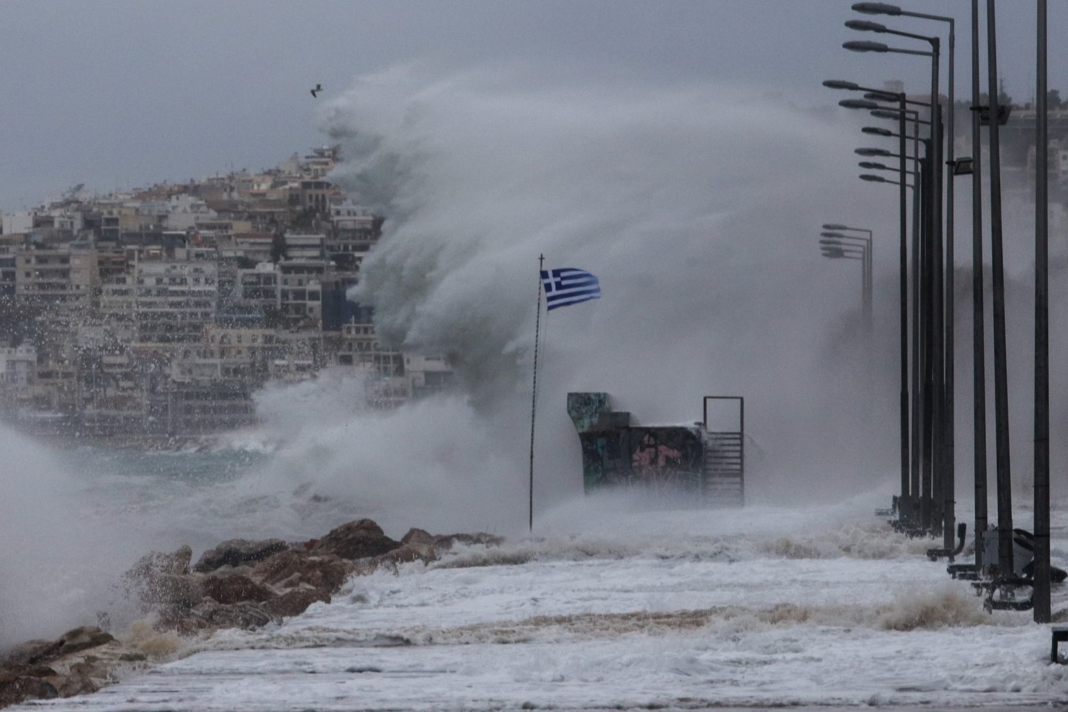 Στη δίνη της κακοκαιρίας η Ελλάδα – Εκκενώσεις χωριών και υπερχείλιση ποταμών – Δείτε live την πορεία του καιρού