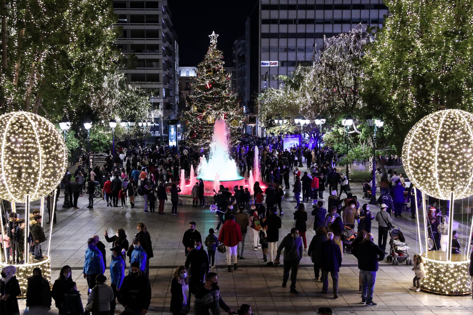 «Η Όμικρον θα μας έρθει από την Ευρώπη τα Χριστούγεννα» – Τα αναχώματα για την επέλασή της