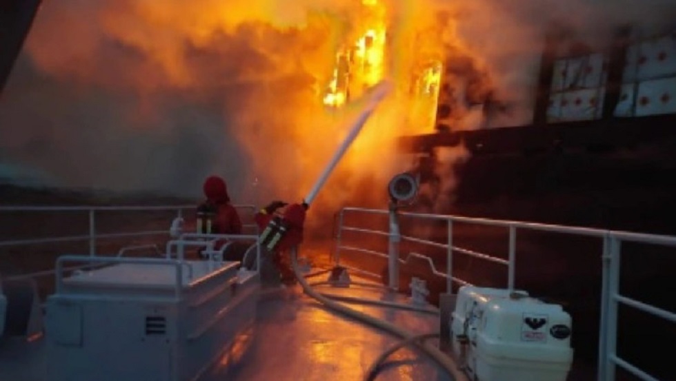 Πλοίο που μεταφέρει ξύλα καίγεται επί 5 μέρες στη θάλασσα – Δείτε τις προσπάθειες των πυροσβεστών
