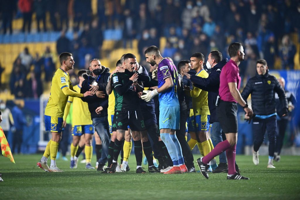 Μπουνιές στο Αγρίνιο! (pics, vid)