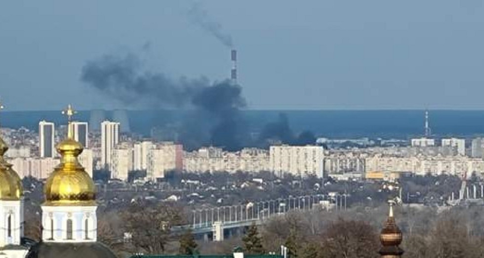 Πόλεμος στην Ουκρανία: Η μεγάλη μάχη του Κιέβου – Πυκνοί καπνοί στην πρωτεύουσα στην πόλη