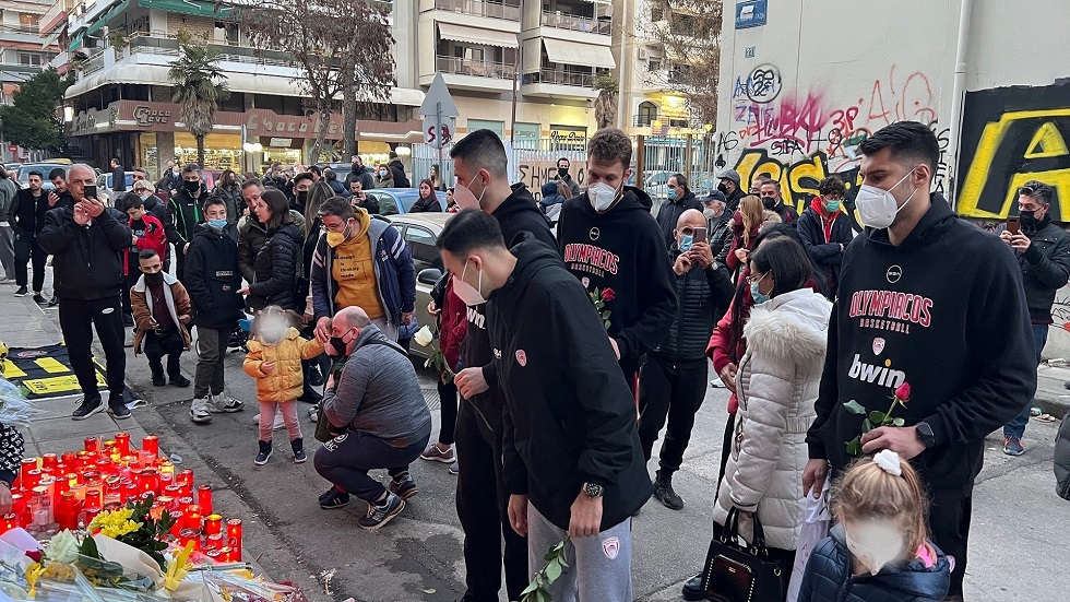 Υπέροχη κίνηση: Στο σημείο της δολοφονίας του Αλκη η ομάδα μπάσκετ του Ολυμπιακού (pics)