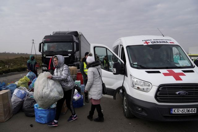 Συγκλονιστικές εικόνες από την Ουκρανία – Καραβάνια προσφύγων εγκαταλείπουν τη χώρα