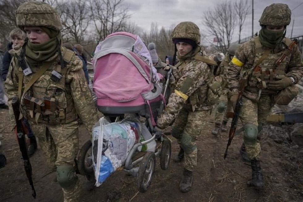 Ουκρανία: Βομβαρδίζουν το Ιρπίν κοντά στο Κίεβο – Να φύγουν επιχειρούν οι άμαχοι