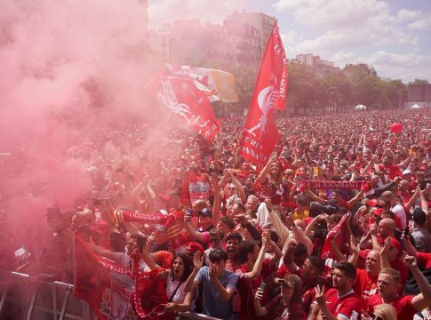 Θύμα ξυλοδαρμού από οπαδούς της Λίβερπουλ δημοσιογράφος της L’ Equipe