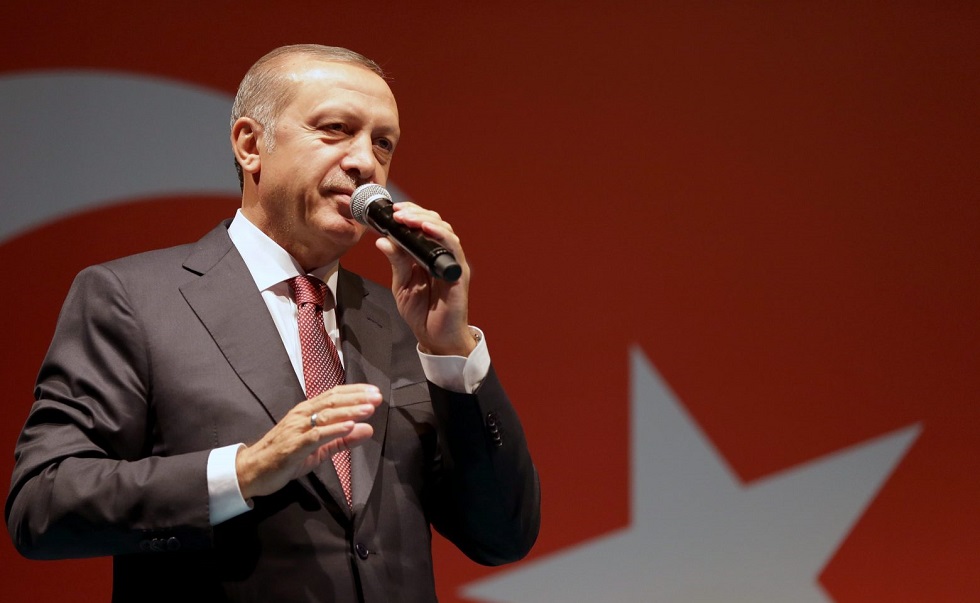Η τουρκική οικονομία υποχρεώνει τον Ερντογάν να προσκυνήσει τους «εχθρούς» του