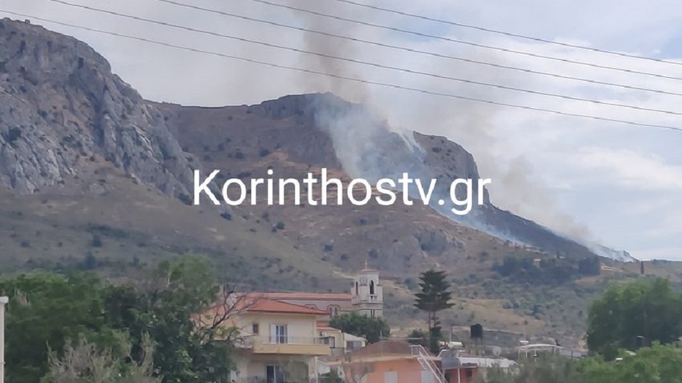 Φωτιά στην Κόρινθο: Πυρκαγιά ξέσπασε στους πρόποδες του κάστρου (vid)