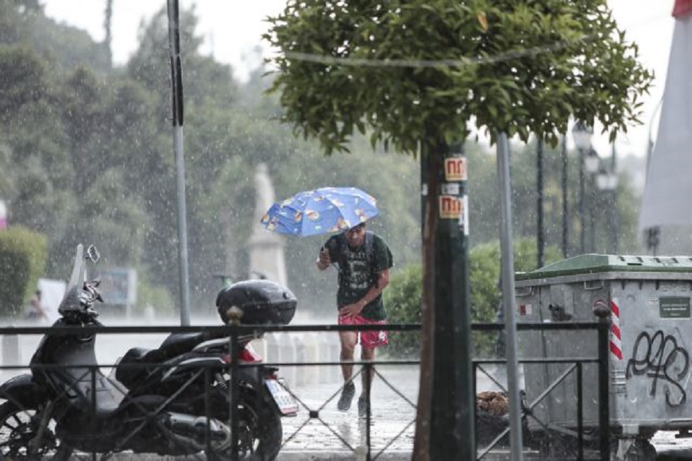 Αγριεύει ο καιρός: Βροχές, καταιγίδες και πτώση της θερμοκρασίας – Πού θα είναι έντονα τα φαινόμενα