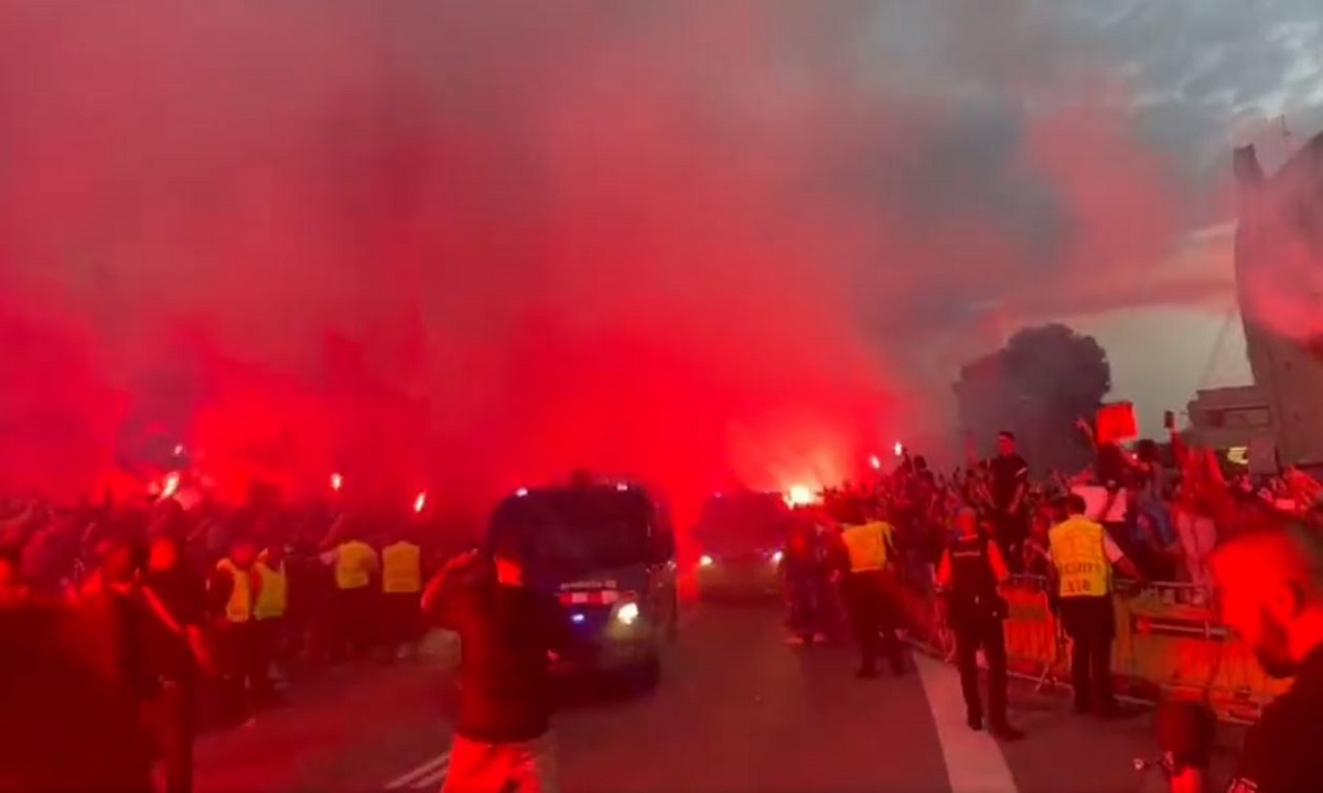 «Τρελή» υποδοχή της Μπαρτσελόνα έξω από το Καμπ Νου (vid)