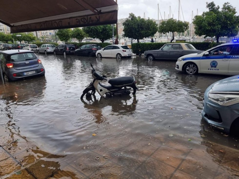 Κακοκαιρία Eva: Συναγερμός σε Σάμο, Ικαρία και Δωδεκάνησα – Σε «ποτάμια» μετατράπηκαν οι δρόμοι (pics, vids)