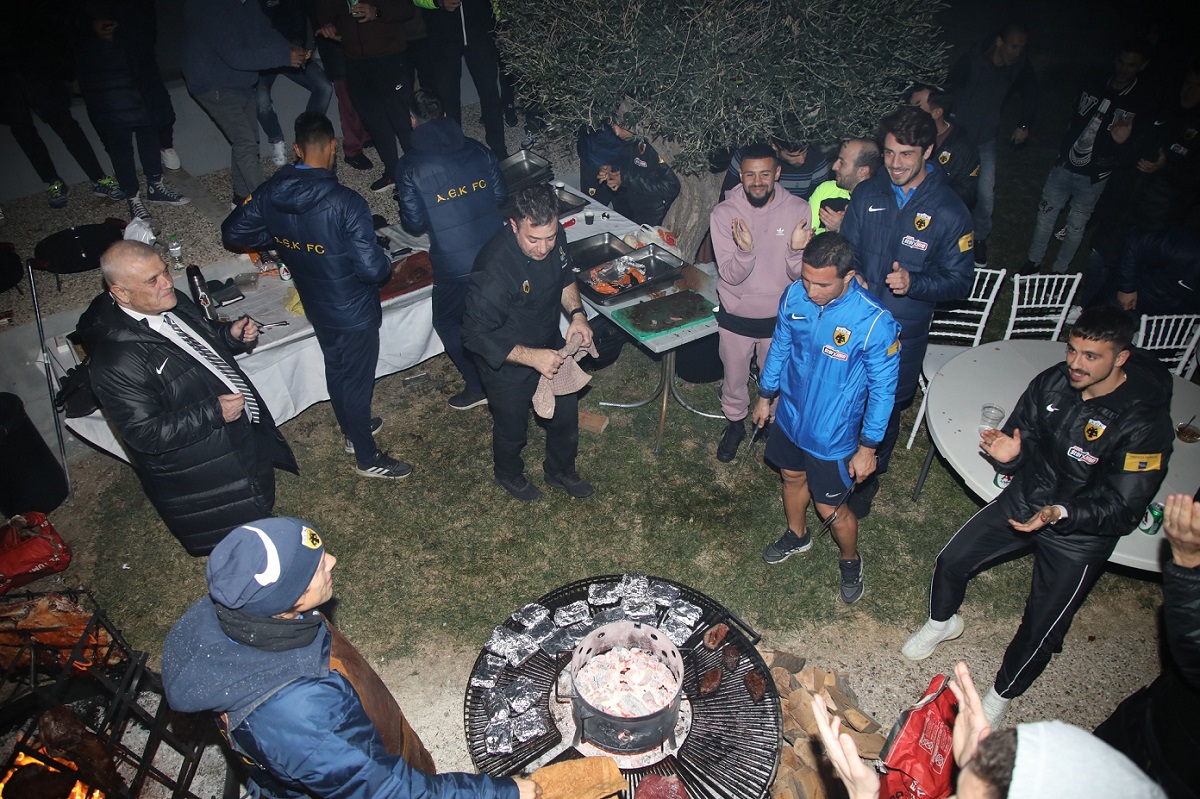 Τραγούδησαν τον ύμνο οι παίκτες της ΑΕΚ στο μπάρμπεκιου (vid)