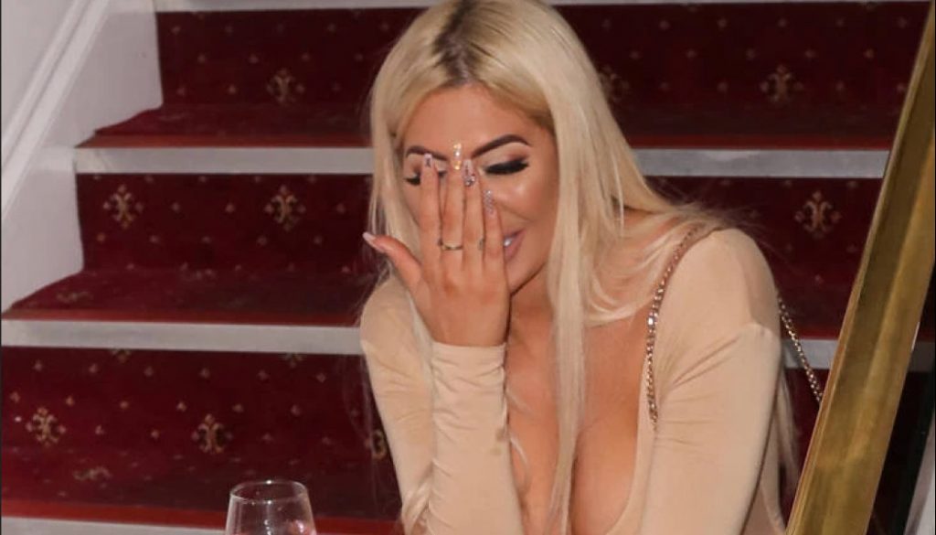 Chloe Ferry: Όταν η πασίγνωστη τηλεπερσόνα μέθυσε σε φιλανθρωπικό γκαλά και… φάνηκε το στήθος της (pics)