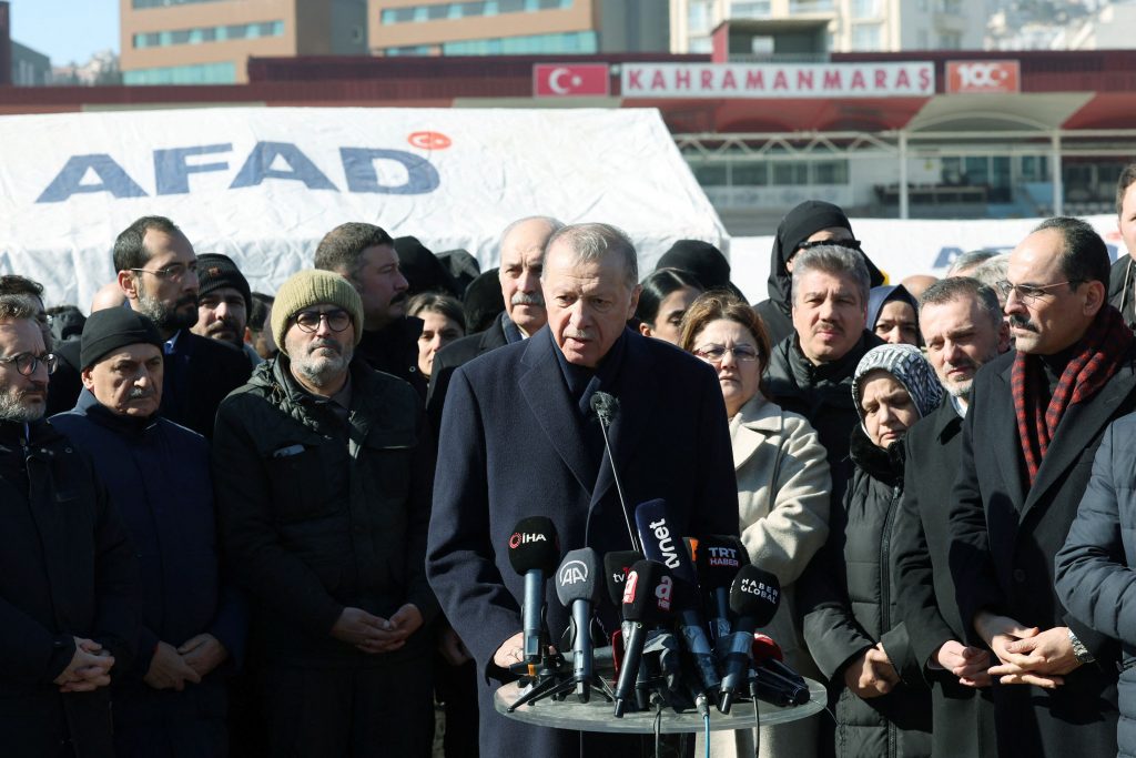 Ο Ερντογάν παλεύει για την πολιτική του επιβίωση – Τέσσερις υποσχέσεις πάνω από τα συντρίμμια – Τι θα γίνει με τις εκλογές