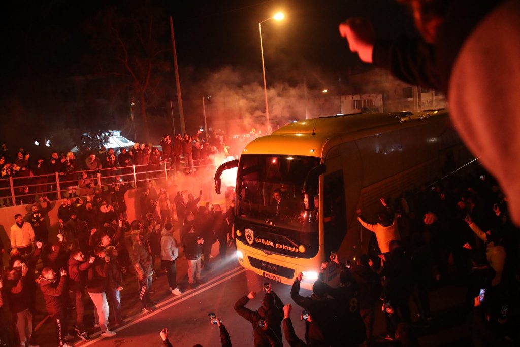 Αποθεώθηκε η αποστολή της ΑΕΚ κατά την άφιξη της στην Opap Arena (pics)