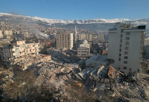 Ξεχειλίζει η οργή στην Τουρκία – Γιουχάρουν υπουργούς του Ερντογάν – Θα «γκρεμίσει» ο σεισμός τον σουλτάνο;