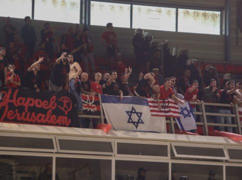 Μαρτύρια-σοκ οπαδού της Χάποελ για τον… χαμό στα Λιόσια: «Μας πετούσαν πέτρες και φωτοβολίδες»