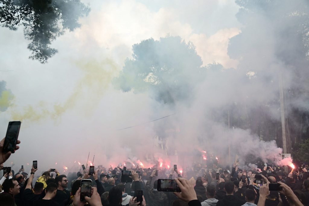 «Τρέλα» από τον κόσμο της ΑΕΚ: Χιλιάδες οπαδοί στο ξενοδοχείο της αποστολής (pics)